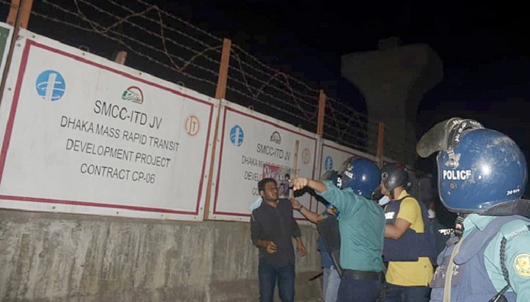 শাহবাগ থেকে গ্রেপ্তার ৭ শিক্ষার্থীকে জেলগেটে জিজ্ঞাসাবাদের নির্দেশ