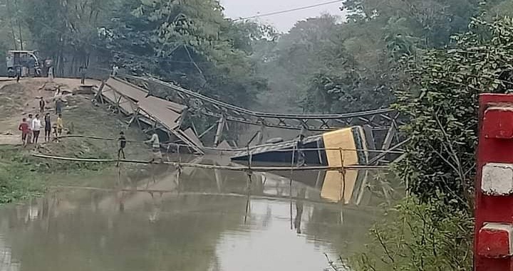 দোয়ারাবাজারে বেইলি ব্রিজ ভেঙে ট্রাক খাদে, যোগাযোগ বিচ্ছিন্ন উপজেলাবাসী