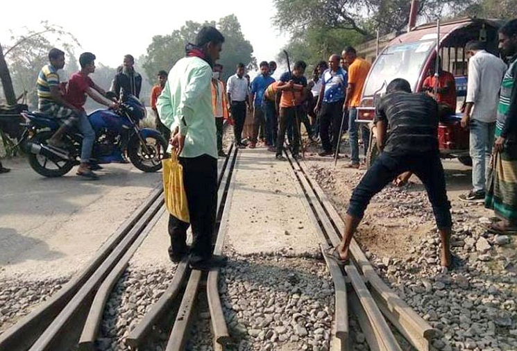 টাঙ্গাইলে রেল লাইনে ফাটল
