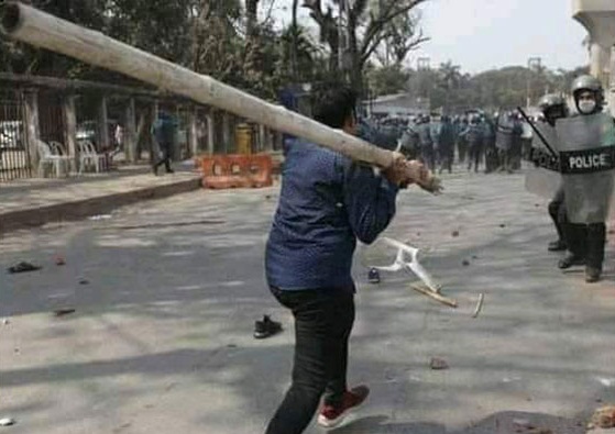 বাঁশ হাতে পুলিশের দিকে তেড়ে যাওয়ার ছবি ভাইরাল