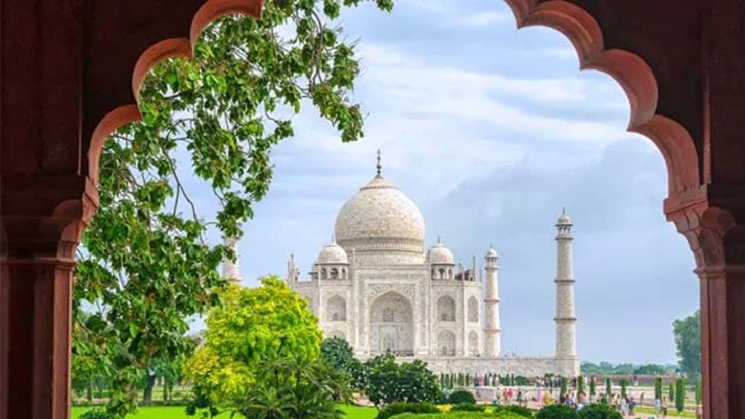 তাজমহলে বোমাতঙ্ক, বের করে আনা হলো পর্যটকদের