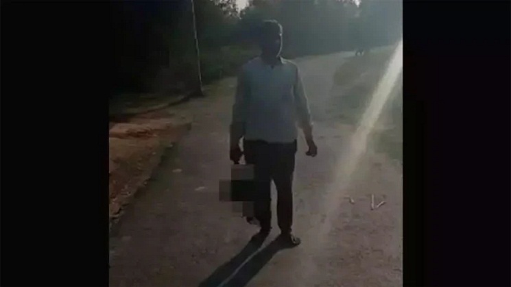 প্রেম করায় মেয়ের মাথা কেটে থানার পথে বাবা!