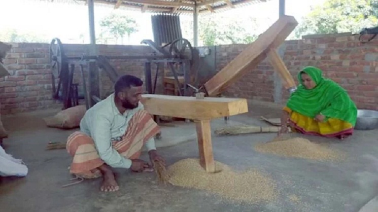 ফারুকের ‘ডিজিটাল’ ঢেঁকি, ভাঙে ধানও