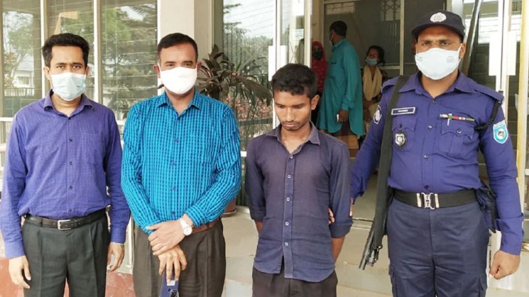 গার্লস স্কুল থেকে সনদ নিলেন আব্দুর রাজ্জাক!
