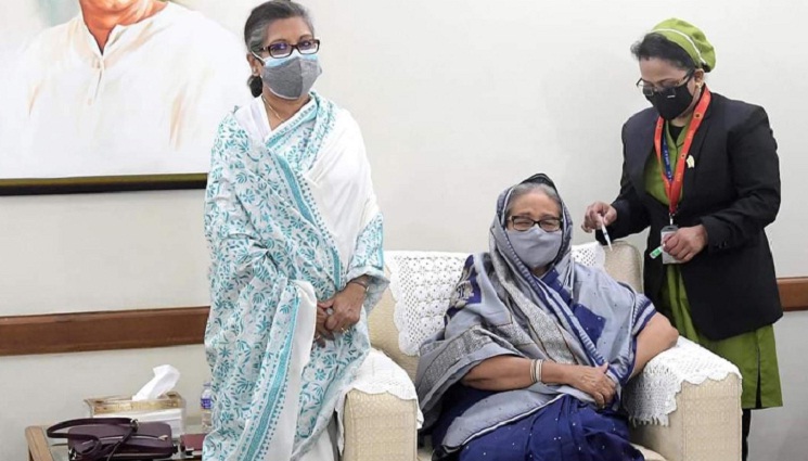 করোনার টিকা নিলেন প্রধানমন্ত্রী
