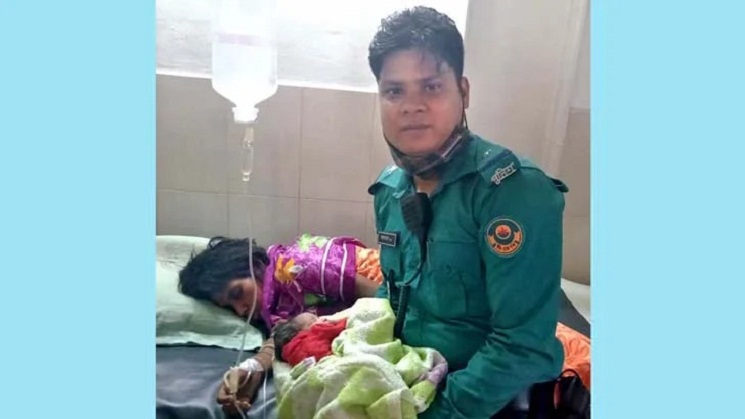 রাস্তার ‘পাগলি’টা মা হয়েছেন, হাসপাতালে নিলেন এসআই