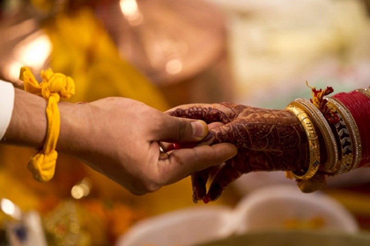 বিয়ের দিন প্রেমিকাকে নিয়ে পালালেন বর