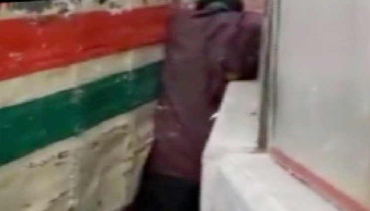 দুই বাসের রেষারেষিতে চাপা পড়লেন পথচারী