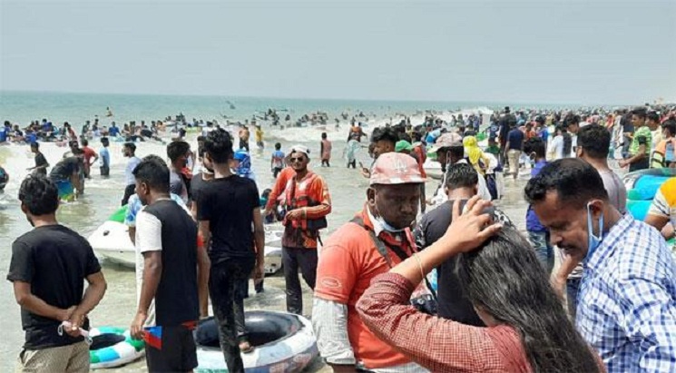 সমুদ্র সৈকতে সচেতনতার মাইকিং শুনছে না কেউ, ব্যস্ত আনন্দ-হৈ-হুল্লোড়ে!