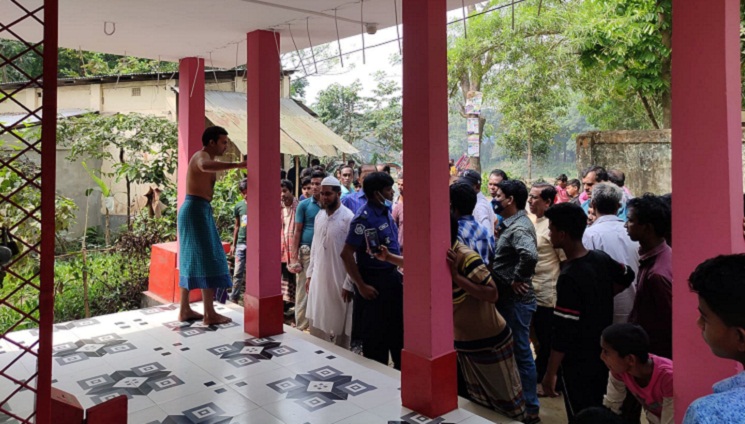মাধবপুর আদাঐরে মন্দিরে মুর্তি চুরি:খোয়া গেল প্রণামী বাক্স