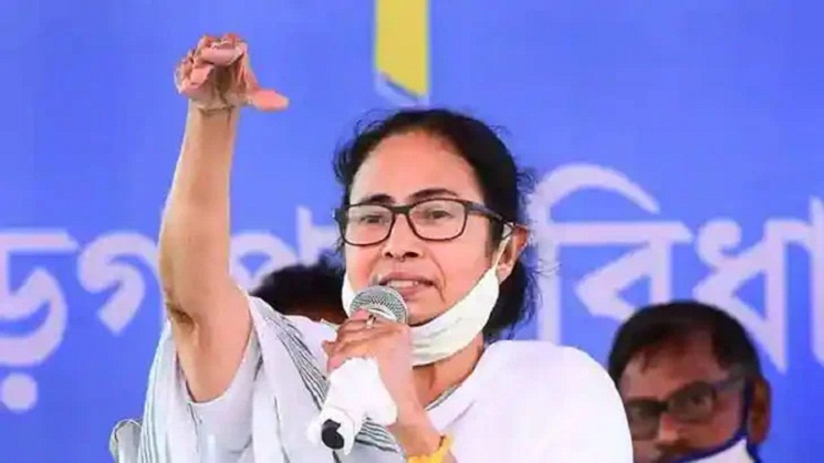 আপদ বিদায় নেওয়ায় বেঁচে গেছেন মমতা