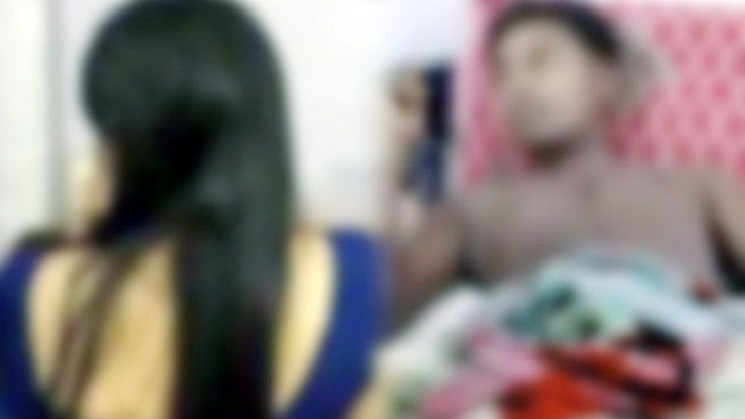 একা পেয়ে ধর্ষণের চেষ্টা, ধর্ষকের পুরুষাঙ্গ কেটে নিলেন গৃহবধূ