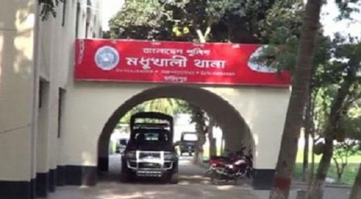 ‘পালিয়ে বিয়ে করেছে ছেলে’ অপরাধে স্কুলশিক্ষক বাবাকে কান ধরালেন ওসি!
