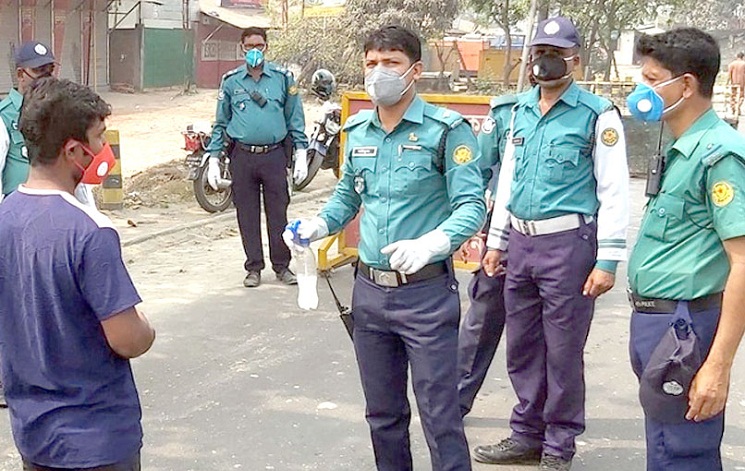 করোনা সংক্রমণ নিয়ন্ত্রণে মাঠে নামছে পুলিশ