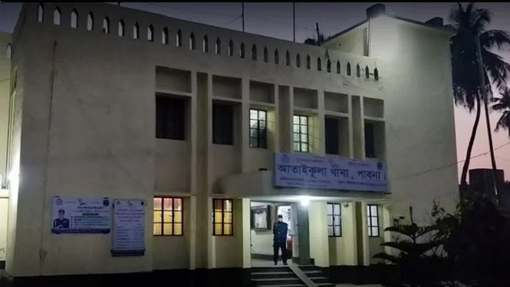 পাবনায় থানার ছাদে উঠে পুলিশ কর্মকর্তার আত্মহত্যা