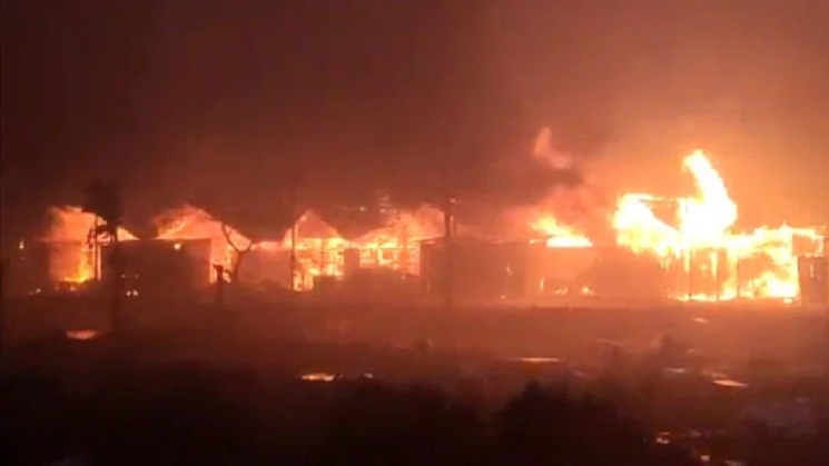 রোহিঙ্গা ক্যাম্পের আগুন নেভেনি, উদ্ধারে সেনাবাহিনী-বিজিবি