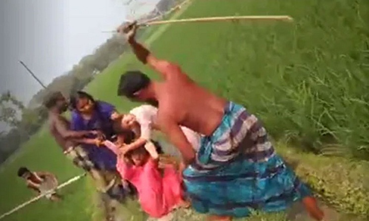 ধান ক্ষেতে ফেলে নারীকে মারধর, ভিডিও ভাইরাল