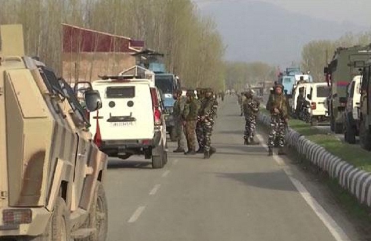 কাশ্মীরে কেন্দ্রীয় রিজার্ভ ফোর্সের গাড়িবহরে সন্ত্রাসী হামলায় নিহত ১