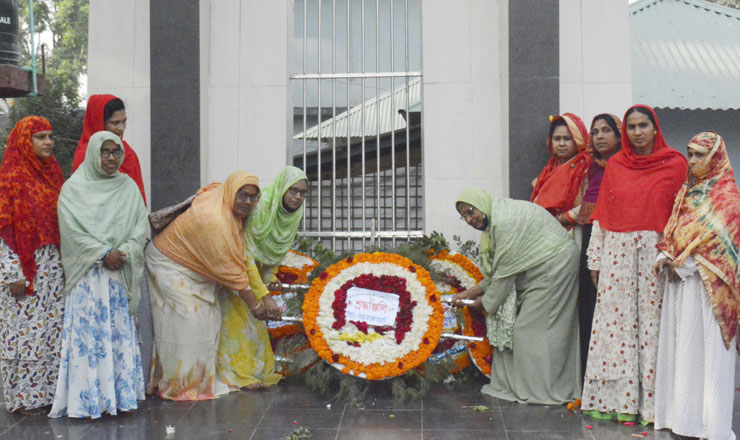 স্বাধীনতা দিবসে শহীদ মিনারে বাগমারা মহিলা লীগের পুষ্পস্তবক অর্পণ 