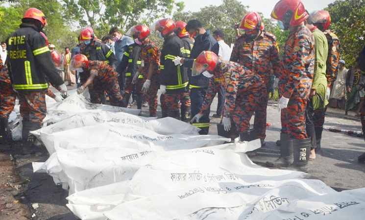 পুড়ে কয়লা ১৩ দেহ, গাড়ি থেকে বের করা হলো একের পর এক লাশ