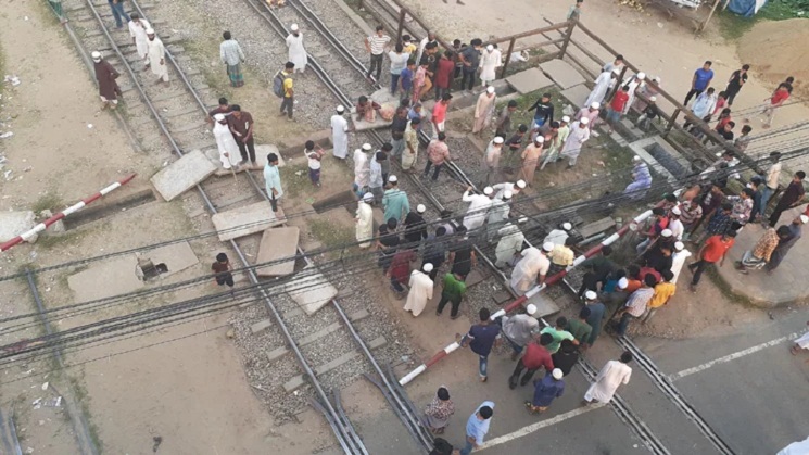 ব্রাহ্মণবাড়িয়ায় মাদ্রাসাছাত্রদের তাণ্ডব: হামলা-ভাংচুর-অগ্নিসংযোগ