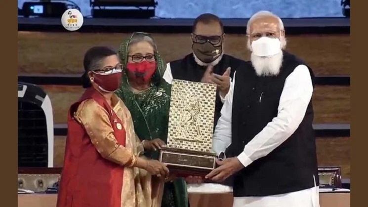 বঙ্গবন্ধুর ‘গান্ধী শান্তি পুরস্কার’ নিলেন শেখ রেহানা