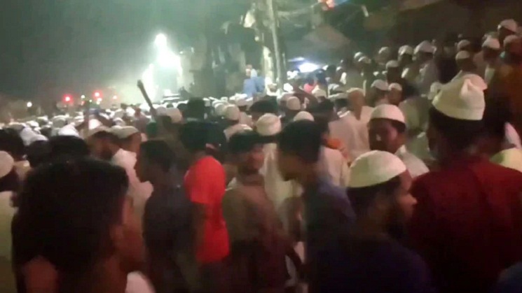 রাজধানীতে মাদ্রাসা শিক্ষার্থীদের অবরোধ