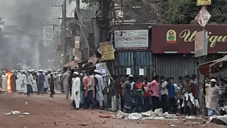 চট্টগ্রাম-খাগড়াছড়ি মহাসড়ক লণ্ডভণ্ড, দেয়াল তুলে বিক্ষোভ