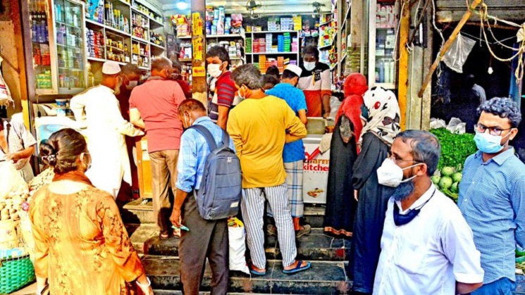 লকডাউন ঘোষণার পরই বাজারে উপচেপড়া ভিড়
