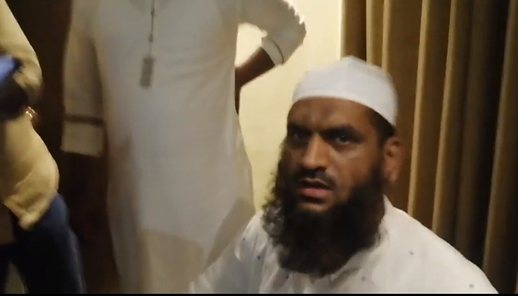 নারীসহ হোটেলে অবরুদ্ধ মাওলানা মামুনুল: উদ্ধার করলো সমর্থকরা (ভিডিও)