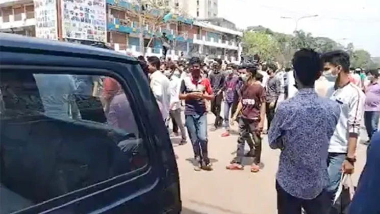 লকডাউনের বিরুদ্ধে নিউমার্কেট এলাকায় ফের বিক্ষোভ