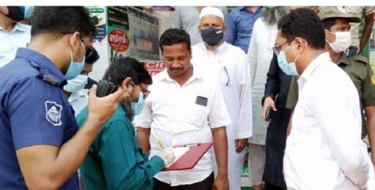 লকডাউন না মানায় লাকসামে ৬০ হাজার টাকা জরিমানা
