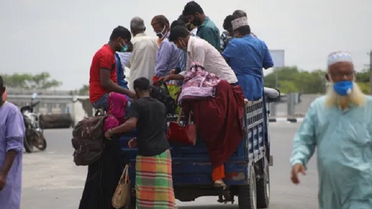 লকডাউনের আগে যেভাবে ঢাকা ছাড়ছেন হাজারো মানুষ