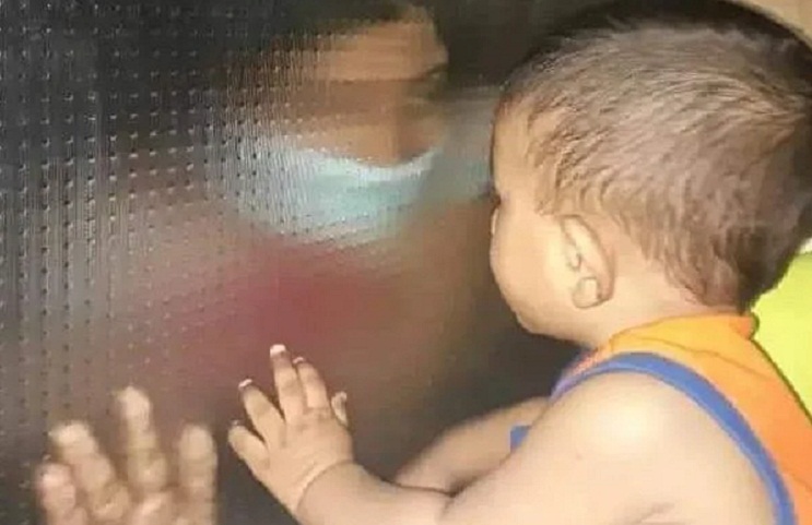 থাই গ্লাসের দরজার একপাশে মা, আরেক পাশে ৭ মাসের ছেলে 