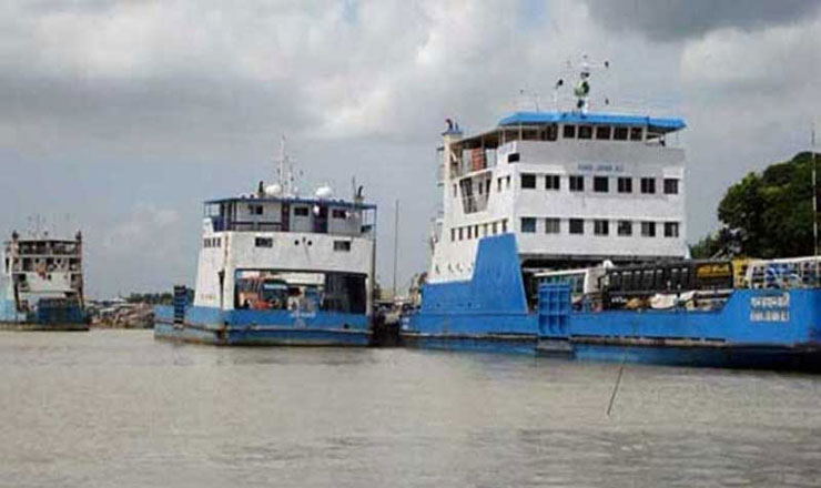 ‘কঠোর লকডাউনে’ দৌলতদিয়ায় ফেরি পারের অপেক্ষায় যাত্রী