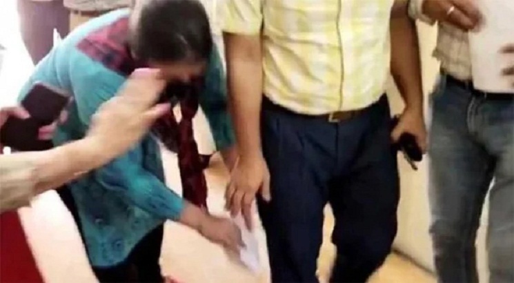 ছেলেকে বাঁচাতে চিকিৎসকের পা ধরেও করোনার ওষুধ পেলেন না মা