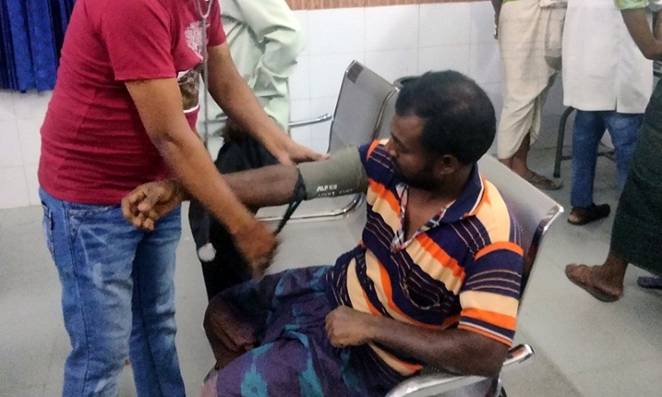 কামড়ে দেওয়া সাপ হাতে নিয়ে হাসপাতালে যুবক