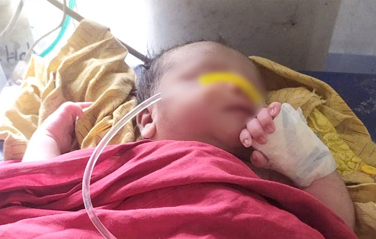 বৃষ্টির মধ্যে ড্রেনে পাওয়া গেলো নবজাতক