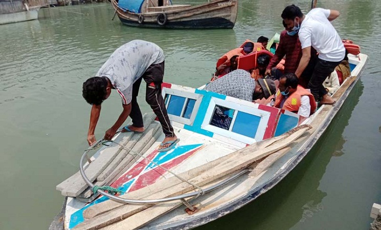 নিয়ম নীতির তোয়াক্কা নেই, দ্বিগুণ ভাড়ায় চলছে স্পিডবোট