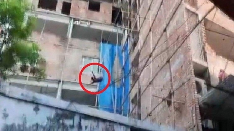বগুড়ায় পুলিশ ও শত শত মানুষের সামনেই যুবকের আত্মহত্যা