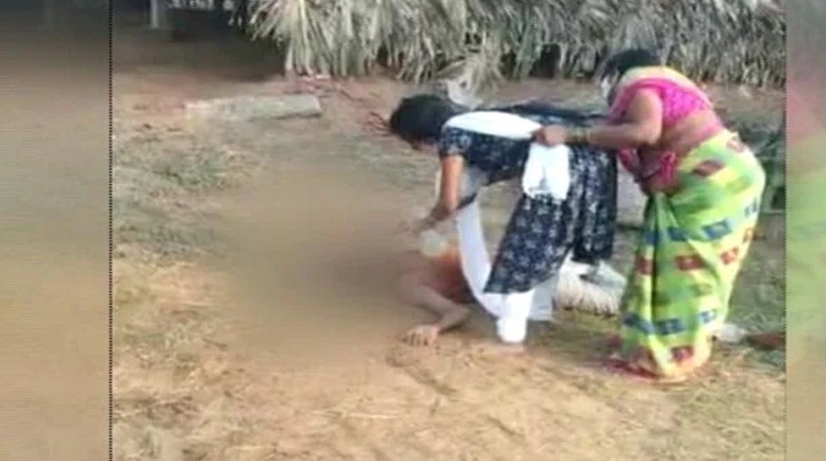 করোনা আক্রান্ত বাবাকে পানি খাওয়ানোর চেষ্টা মেয়ের, ভয়ে সরাতে চাইলেন মা