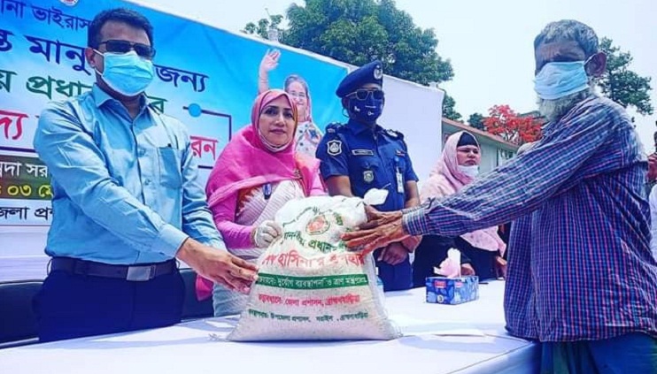 সরাইলে ১ হাজার পরিবার পেল প্রধানমন্ত্রীর উপহার খাদ্য সামগ্রী  