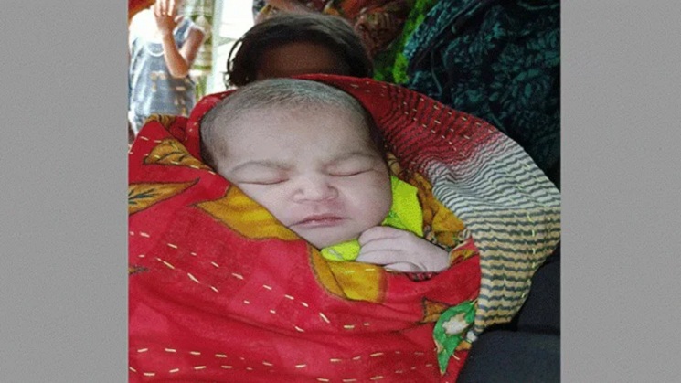 গাছের নিচে টাওয়ালে মোড়ানো ফুটফুটে নবজাতক