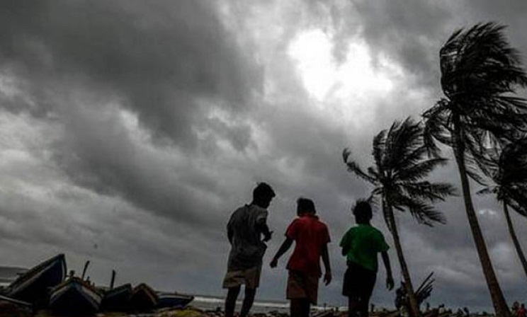 ৮০ কিলোমিটার বেগে ঝড় আসছে, ২ নম্বর সতর্কতা সংকেত 