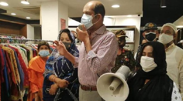মেয়রের উপস্থিতিতে আড়ংকে লাখ টাকা জরিমানা