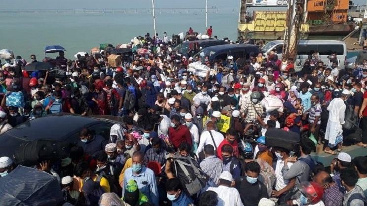 ঘরমুখো মানুষের চাপে ফেরিতে উঠতে পারছে না যানবাহন!
