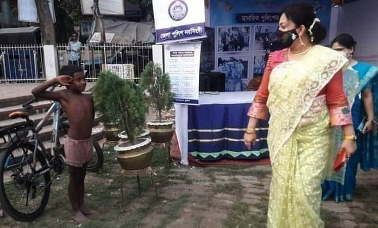 ডিসিকে স্যালুট দেয়া কে এই শিশু?