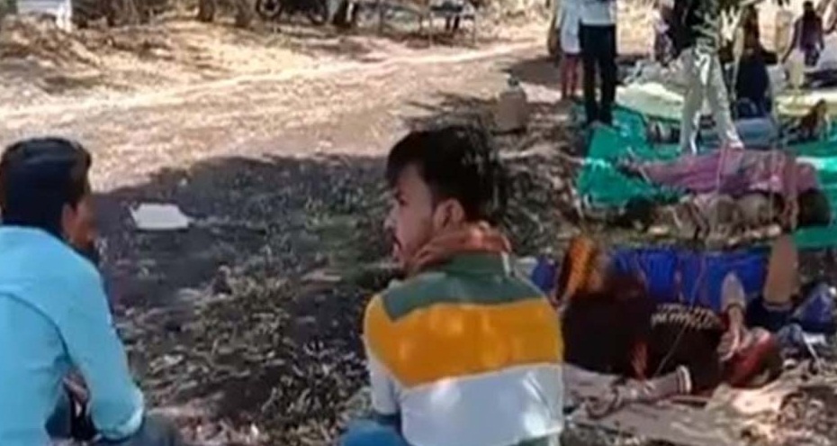 গাছতলায় শয্যা পেতে চলছে করোনা রোগীদের চিকিৎসা 