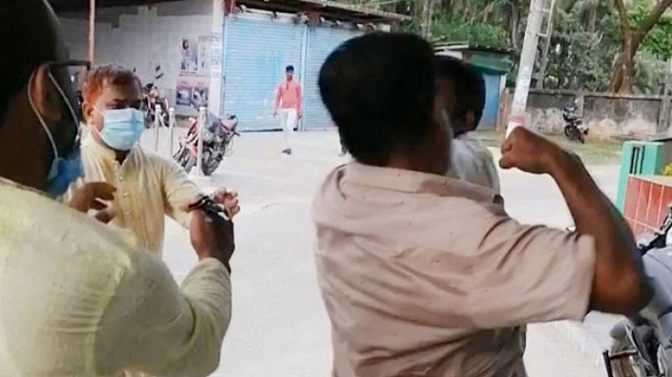 ঘুষ চাওয়ার অভিযোগে প্রকৌশলীকে মারলো ঠিকাদার