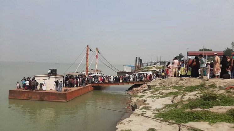 পাটুরিয়া-দৌলতদিয়ায় ফেরি বন্ধ, ঘাটে যাত্রীদের ঢল
